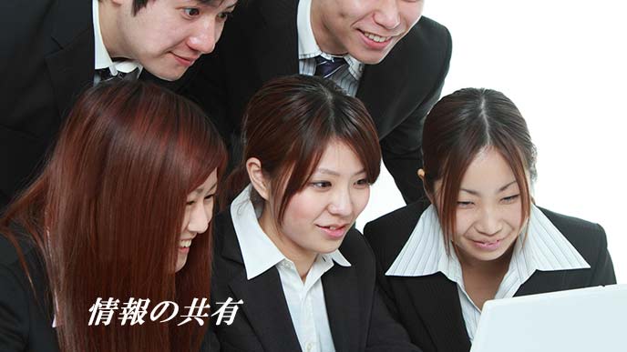 学生達がパソコンの画面を見つめている