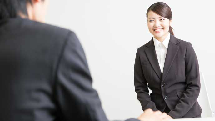 志望会社の面接試験を受けている女性