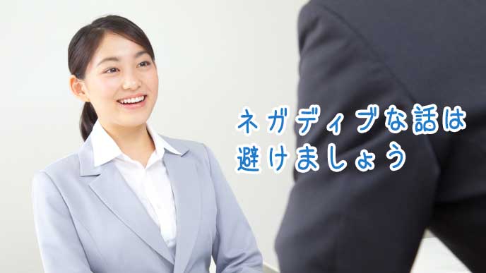 面接試験で会社の志望動機を面接官に話している女性