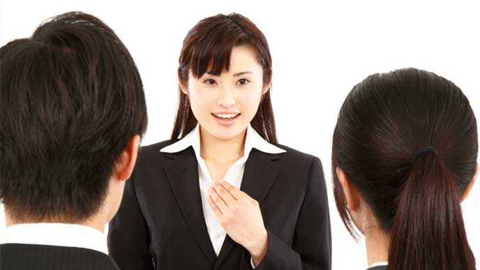 志望する企業の面接で自己アピールをする就活生