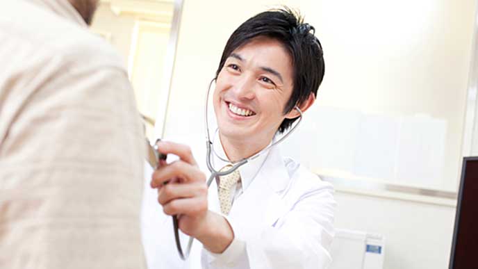 患者の健康状態を診察している管理保健師