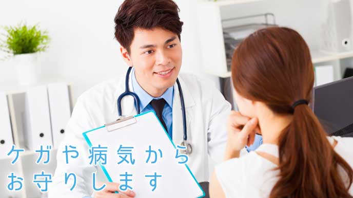 患者の健康状態を診察する保健師