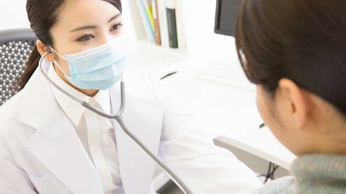 患者の診察をしている保健師