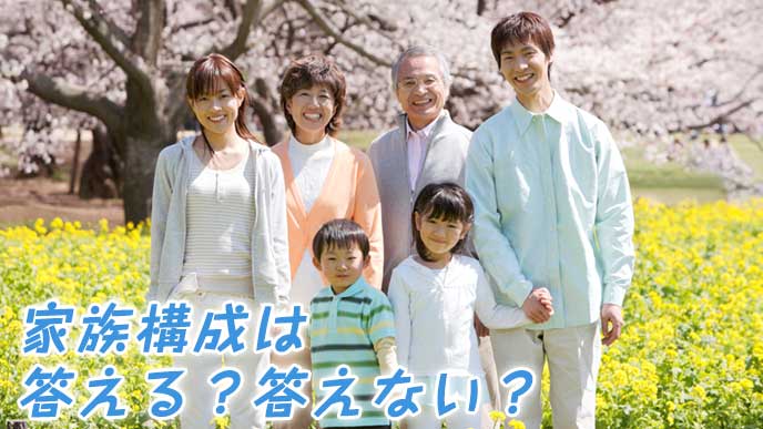 桜と花が咲く公園で笑う家族