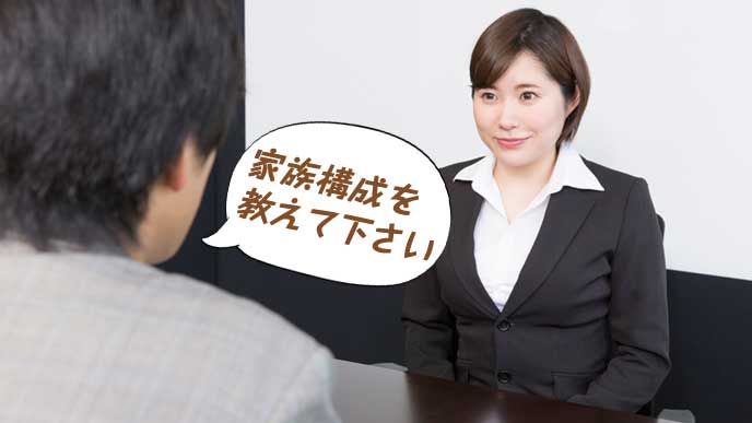 面接で家族構成を聞かれる就活生の女性