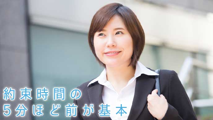これから会社の面接を受けに行く就活生の女性