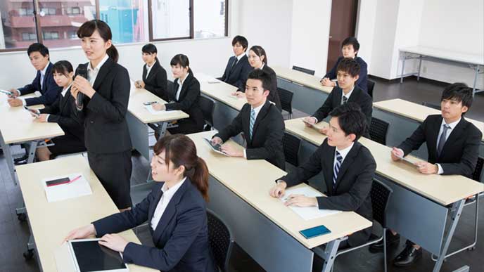就活で企業のガイダンスを受講している人達