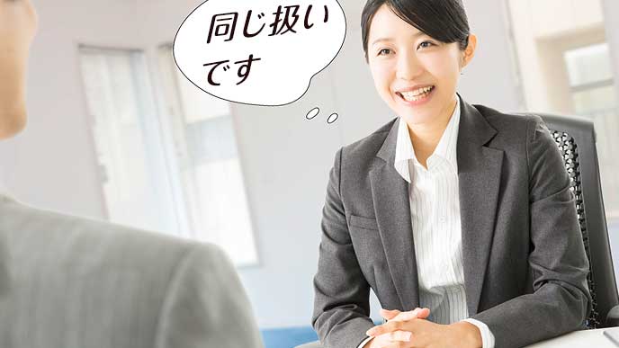 面接で説明する女性役員