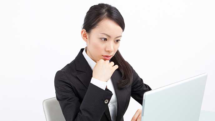 パソコンから転職エージェントを利用するOL