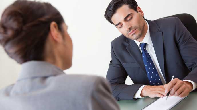 転職エージェントに相談をしている転職活動中の社会人