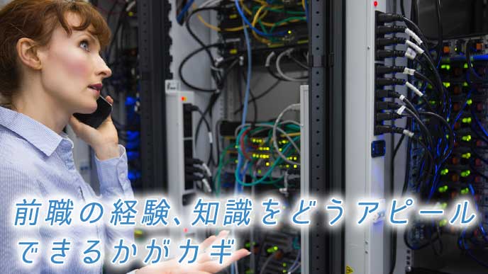 サーバールームで社内ネットワークの不具合の原因を電話で伝えている女性SE