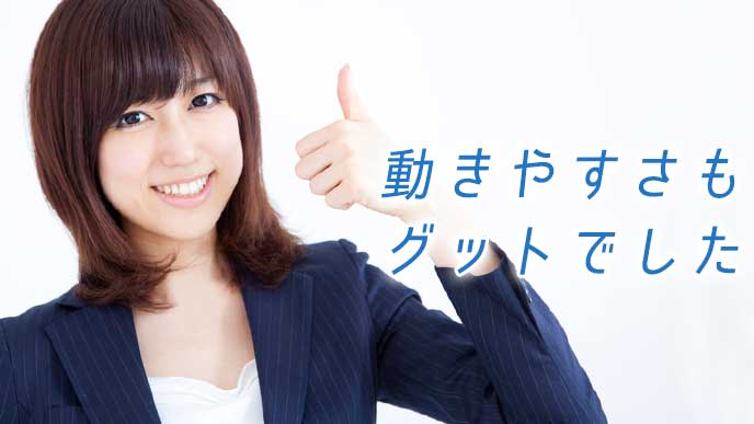 笑顔でサムズアップする女性就活生