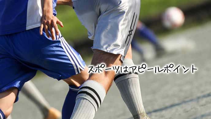 サッカーをする若者