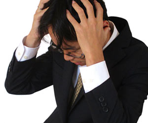 頭を抱えるサラリーマン