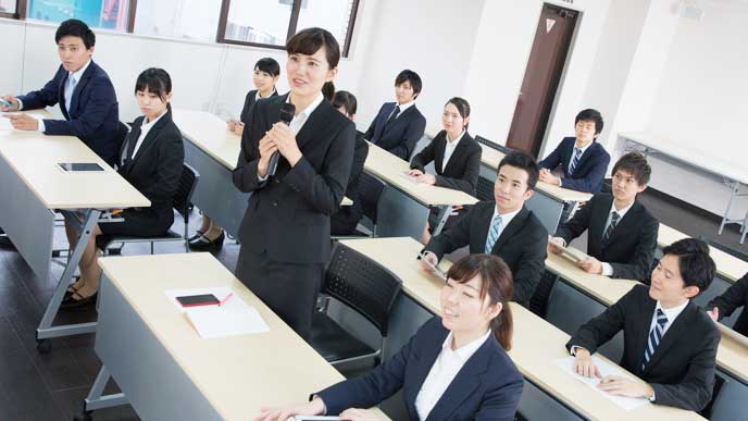 企業説明会で質問をする就活生