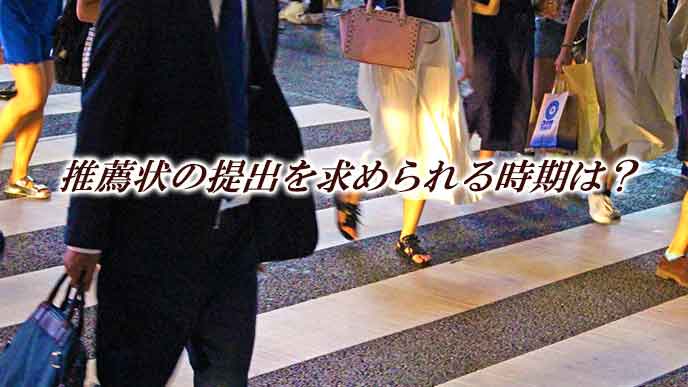 雑踏の中を就活で歩く学生