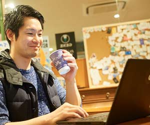 ラップトップを操作するフリーランス
