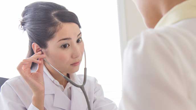 患者の診察をする保健師