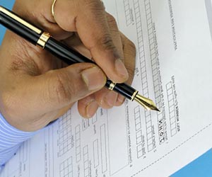 書類に記入する