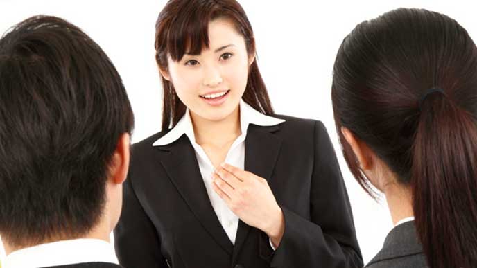 就活で面接を受けている女子大生