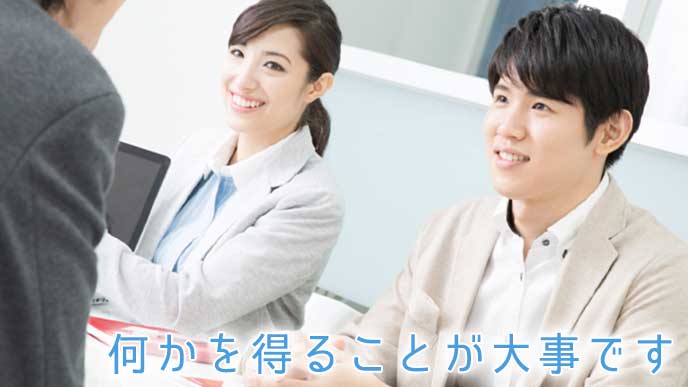インターンシップに参加している大学生