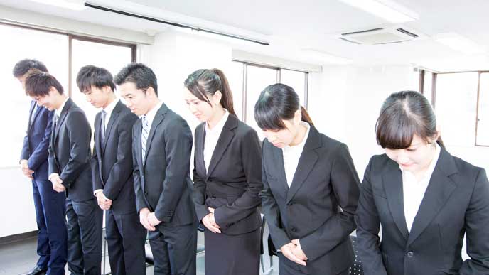 企業の面接を受ける就活生達