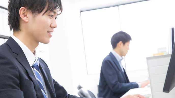 職場で仕事をしているサラリーマン達