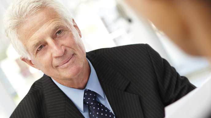 面接を行う採用担当者の男性