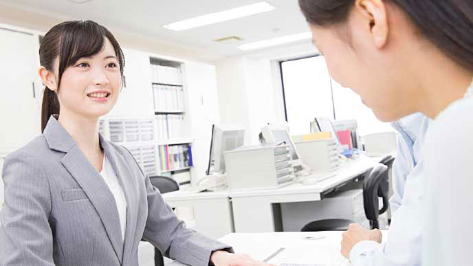 就職エージェントからアドバイスを受ける就活生の女性