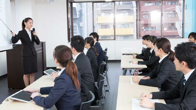 企業のセミナーを受講している就活生達