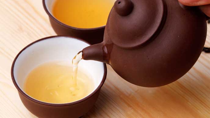 湯呑に注がれるお茶