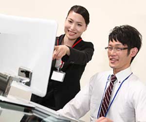 男性職員に教える女性事務員