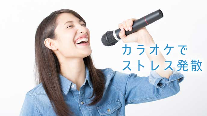 マイクを持って歌う女性