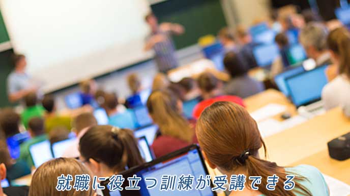 講義室でパソコンを使う訓練を受けている人達