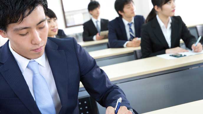 筆記試験を受ける人達