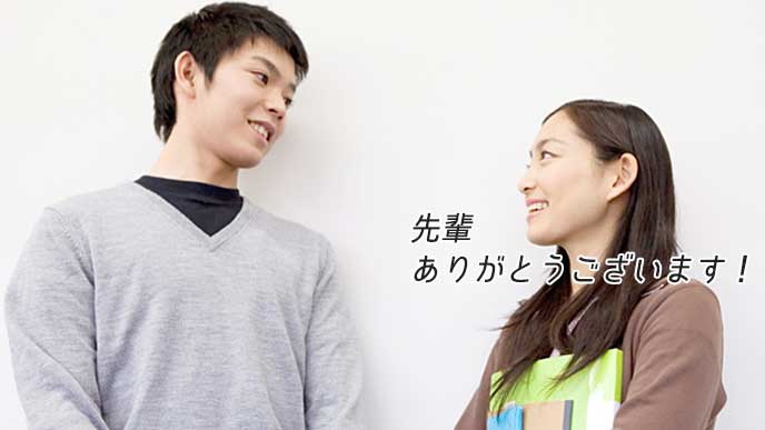 先輩にお礼を言う女子大生