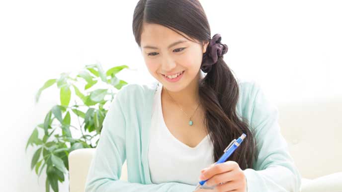 勉強している女子大生