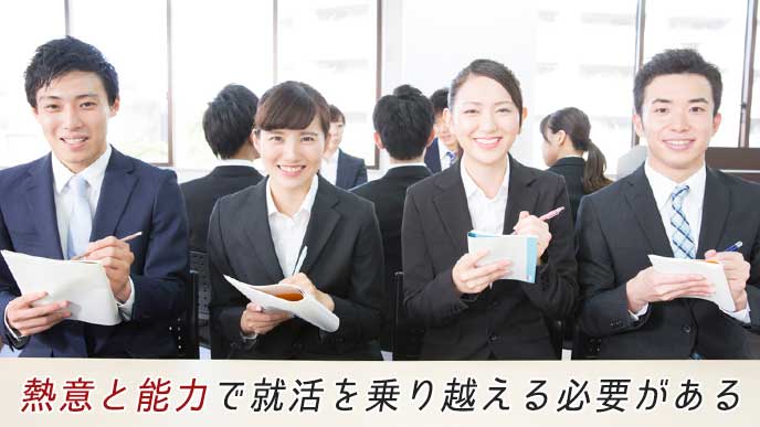 企業の説明会でメモを取る就活生達