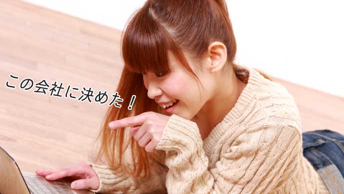 ノートパソコンに指をさす女性
