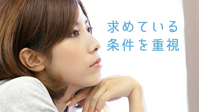 遠くを見つめ考え込んでいる女性
