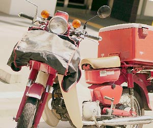郵便配達のバイク