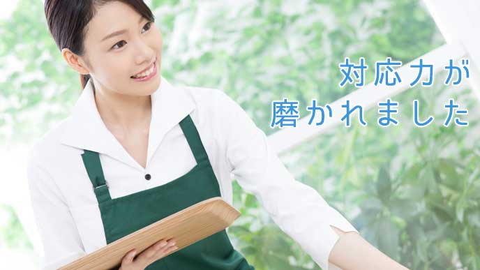 トレイを片手に持った喫茶店のウェイトレス