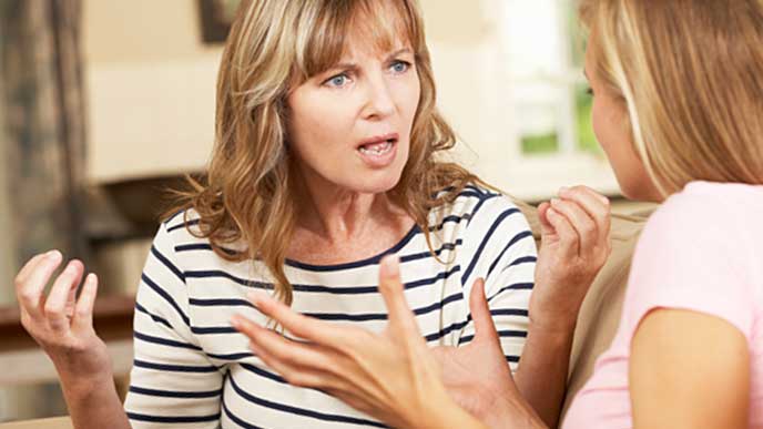 母親と口論している女性