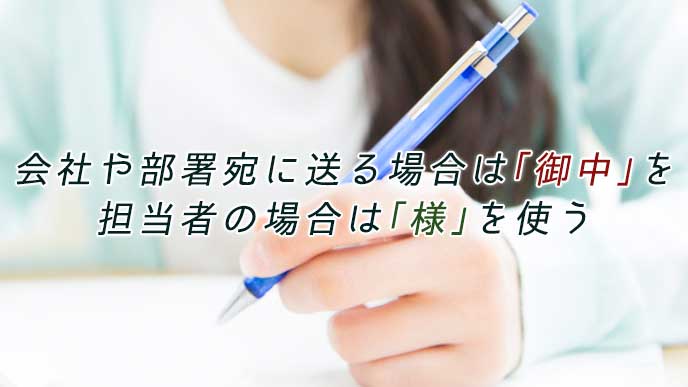 ペンを使って紙に書く女性