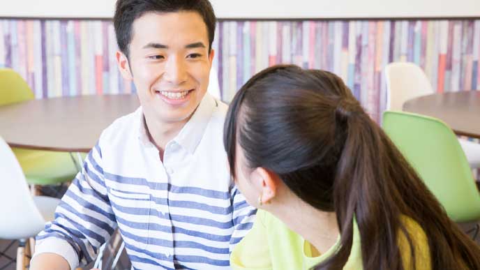 質問をする女子大生と笑顔で答える先輩