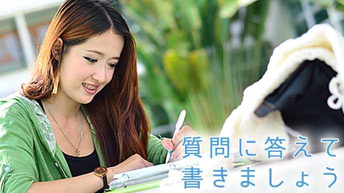 ペンを使って書いている大学生