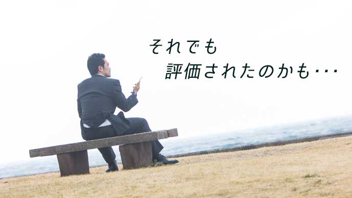 海辺のベンチに座り込む就活生
