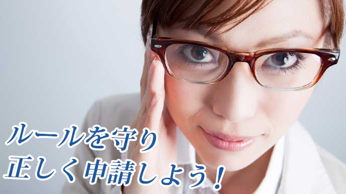 主張する眼鏡をかけた会社員の女性