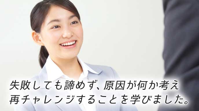 面接で自己PRをしている就活生の女性