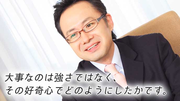 優しく微笑んでいる面接官